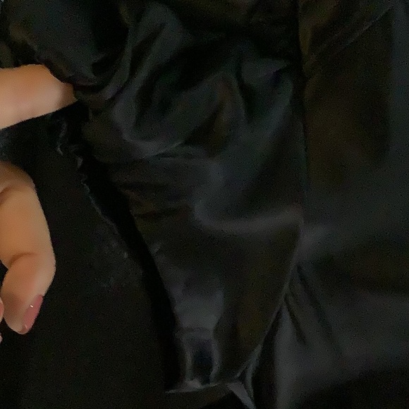 Beautiful medium size satin top with belt - Picture 3 of 5